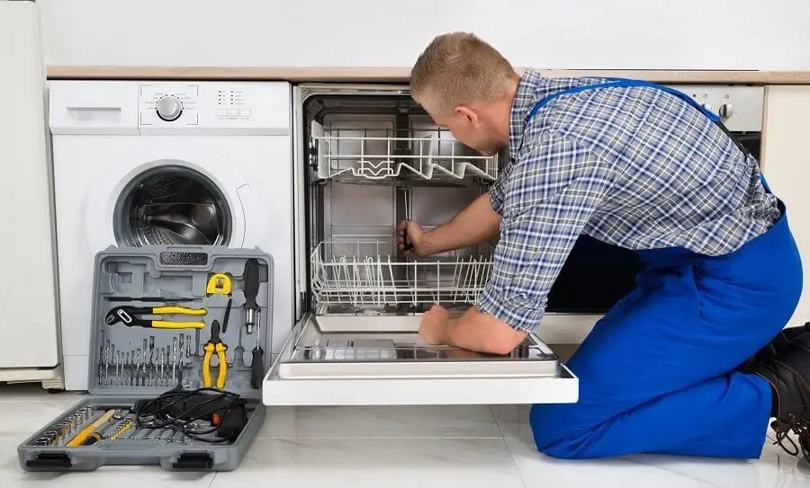 Pursaklar Sharp servisi teknisyen ekibi beyaz eşya tamiri yaparken